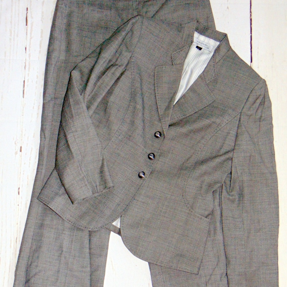 Tahari Business Suit EUC sz. 10 Grey
